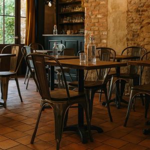 Super-Seat | L'intérieur d'un café confortable présente des Chaises Lix métal bois vintage, des tables en bois garnies de bouteilles en verre et de gobelets. | Tables vintage en métal et en bois, tables hautes, couleurs neutres, bouteilles et gobelets en verre. | Horecameubilair