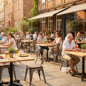Super-Seat | Lix Stoelen Metaal Hout | Vintage metalen stoelen met houten zitting, tafels vol eten and drank op zonnig terras. | Horecameubilair