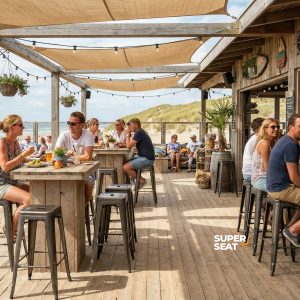 Super-Seat | Houten tafels, metalen vintage barkrukken; zand en zee op achtergrond, deels bewolkte lucht. | Horecameubilair