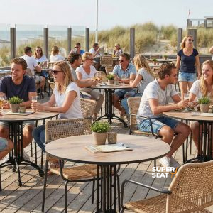 Super-Seat | Gietijzeren 4 tieners terras tafelonderstellen Parijs zwart Zwarte gietijzeren terrastafels, houten dek, gasten zitten en drinken, planten op tafels. | Horecameubilair