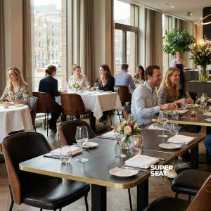 Super-Seat | Design Bases de table bistro noires | Bases en métal noir, tables et chaises en bois dans un restaurant moderne au bord de l'eau. | Mobilier de restauration