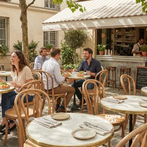 Super-Seat | Tables de bistrot | Café en plein air avec tables en métal noir, chaises en bois ; tables vides avec serviettes et couverts. | Mobilier de restauration