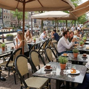 Super-Seat |Pieds de table en fonte pour 4 ados (patio) Paris noir|Tables et chaises en fonte noire, châssis en métal, au bord de l'eau, au soleil. | Mobilier de restauration