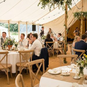 Super-Seat | Les tabourets et les tablettes sont dans des teintes claires, entourés de fleurs, et sont très confortables sous la tente. | Horecameubilair