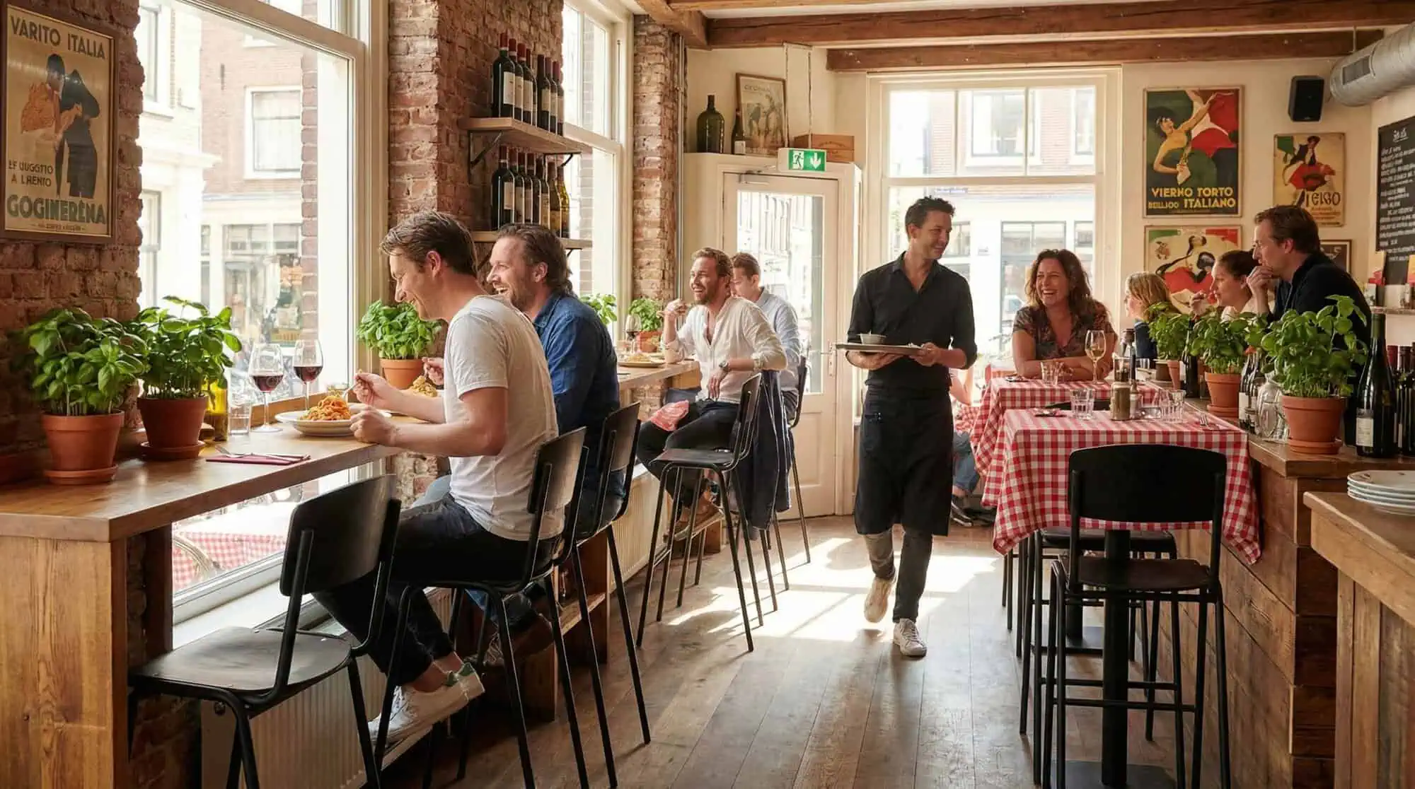 Super-Seat | Zwarte barkrukken van leer, houten tafels en stoelen in zonovergoten bakstenen restaurant. | Horecameubilair