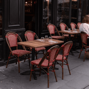 Super-Seat | Tableaux, plateaux et écorces | Produits frais Parijse stoelen en houten tafels met glaswerk ; grote ramen en solo gast. | Horecameubilair