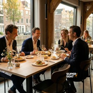 Super-Seat | Castle Plateau de table en mélamine chêne 67x67cm Chaises grises, table en mélamine chêne, verres, vase à fleurs, vue sur le canal. | Mobilier de restauration