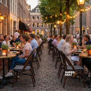 Super-Seat | Café de Paris mobilier d'accueil chaises de terrasse en osier noir et tables en métal dans la rue, entre les arbres et les façades en briques. | Mobilier de restauration