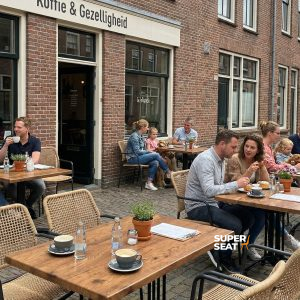 Super-Seat | Wermodin tables d'accueil extérieures 70x70cm et chaises en bois sur une terrasse en clinker près du café. | Mobilier de restauration