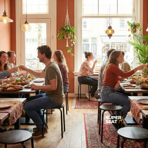 Super-Seat | Tables en teck d'accueil Wermodin | Tables en teck robustes (70x70cm) avec macramé et décor végétal. | Mobilier de restauration