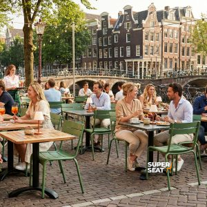 Super-Seat | Hospitalité des chaises de terrasse Vous allez rencontrer des chaises empilables en métal vert et des tables en bois au bord de l'eau. | Mobilier de restauration