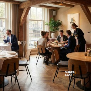 Super-Seat | Chaises, tables et tabourets de bistrot | Bois/noir Miles Chaises rétro et tables en bois dans une pièce lumineuse avec poutres et fenêtres. | Mobilier de restauration