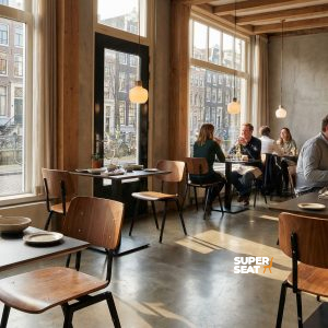 Super-Seat | Chaises d'école industrielles Chaises métalliques brunes/noires, tables en bois, beaucoup de lumière naturelle, vue sur le canal et les vélos. | Mobilier de restauration