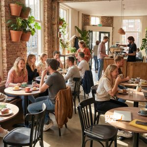 Super-Seat | Café Interior | Chaises Thonet en bois noir, tables rondes, murs en briques, beaucoup de lumière et de verdure dans le café. | Mobilier de restauration