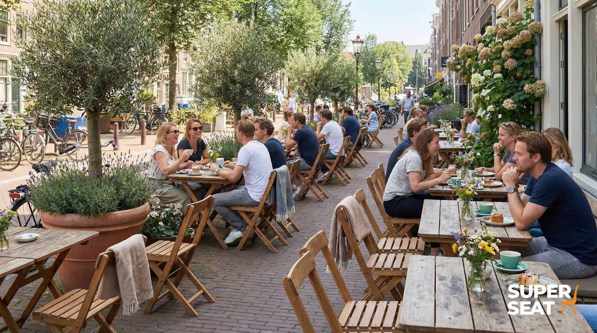 Super-Seat | Tables en bois brun, chaises de patio en bois vintage dans la rue, soleil et fleurs. | Mobilier de restauration