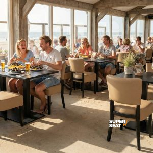 Super-Seat | Chaises d'accueil Lisa Rome Taupe | Chaises en tissu de couleur sable autour de tables en bois, lumière du soleil à travers les fenêtres donnant sur la plage. | Mobilier de restauration