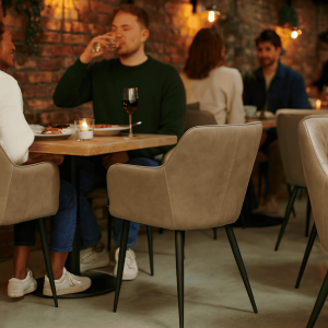 Super-Seat | Table à champagne en velours à diamants | Table à champagne en velours à diamants et plateau supérieur dans un cadre chaleureux de restaurant. | Horecameubilair