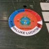Super-Seat | Tables pliantes de l'armée - Tables de Campagne 182 x 70 cm | Groen metalen tafelblad met ronde sticker in rood, wit, blauw en legergroene opklapbare stalen poten. | Horecameubilair