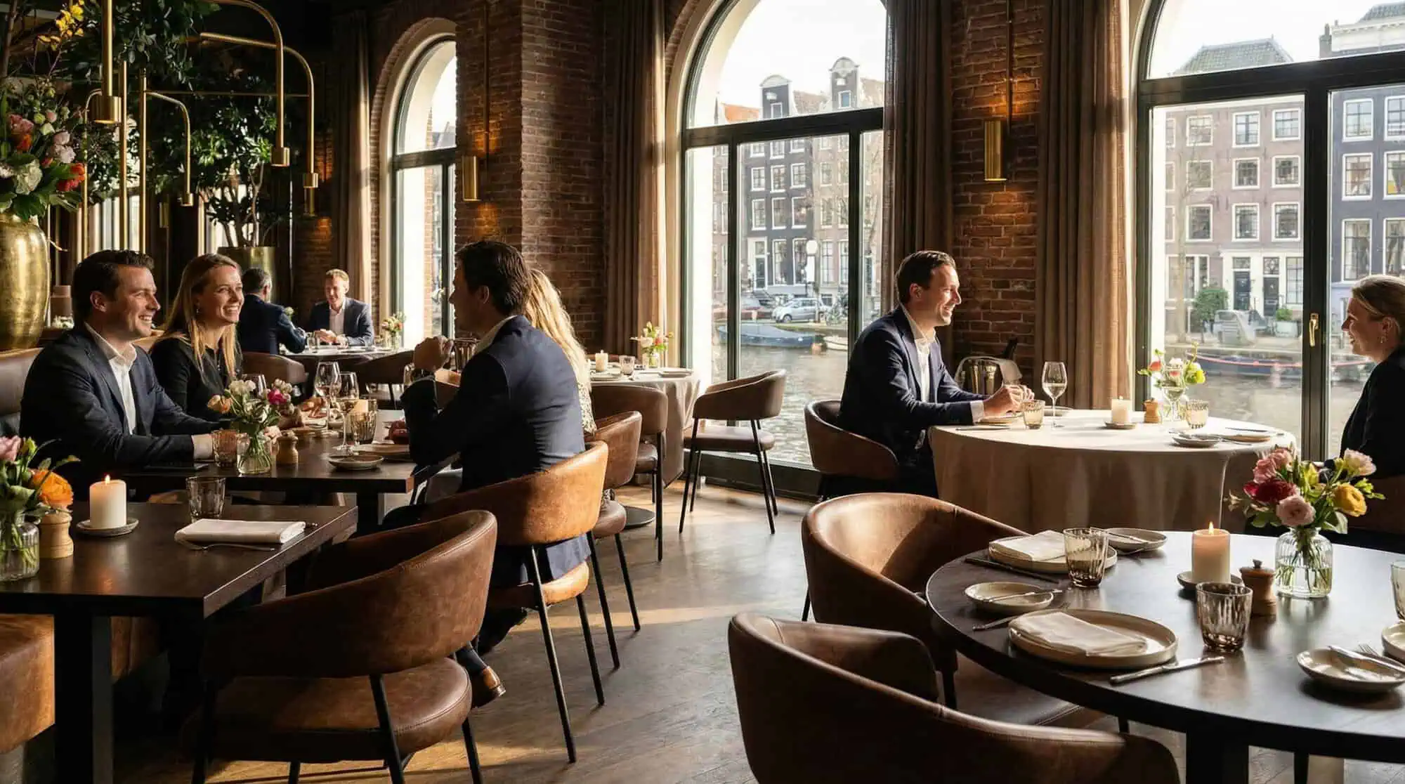 Super-Seat | Chaises en cuir couleur cognac, tables en bois, verrerie aux fenêtres donnant sur le canal. | Mobilier de restauration