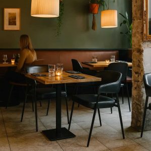 Super-Seat | Intérieur d'un restaurant moderne | Groene muren, zwarte leren Maxwell fauteuils, houten tafels, glazen, servetten, hanglampen. | Horecameubilair