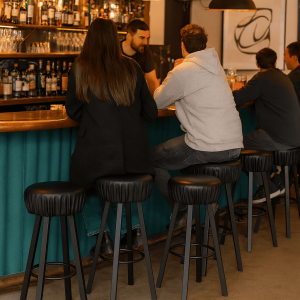 Super-Seat | Tabourets de bar industriels noir | Tabourets d'écorce industriels nains, avec une lame haute, pour le bar, avec une lame haute, avec une lame haute, avec une lame haute, pour le bar. | Horecameubilair
