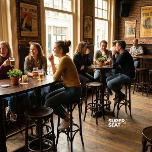 Super-Seat | Tables de bar en bois, chaises, tabourets de bar et plantes dans un café chaleureux avec de grandes fenêtres et un sol en bois. | Mobilier de restauration