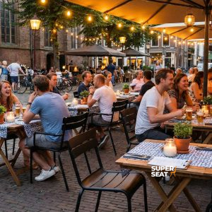 Super-Seat | Fauteuils en métal noir, tables en bois avec tissu écossais, bougies, mur de briques et lumières. | Mobilier de restauration