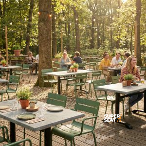 Super-Seat |Terrasse d'accueil Luxembourg|Fauteuils verts et tables en bois avec plantes, entourés d'arbres et de lumières d'ambiance. | Mobilier de restauration