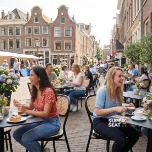 Super-Seat |Tables de restauration en cuivre HPL brun 70x70cm avec chaises en métal noir dans une rue accueillante. | Mobilier de restauration