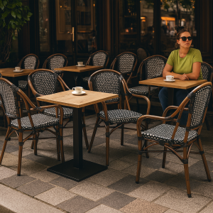 Super-Seat | Chaise de bar pour terrasse en osier café de Paris noir avec accoudoirs | Zwarte Parijse riet-barstoelen, stalen tafels, vrouw met koffie op terras. | Horecameubilair