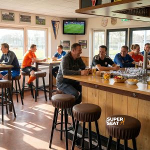 Super-Seat | Tabourets de bar industriel brun foncé | Tabourets de bar industriel brun foncé, tables en bois, personnes sportives et boissons. | Mobilier de restauration