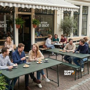 Super-Seat | Unique Army field tables army green at Coffee Bar De Gracht Tables pliantes en métal vert, chaises en bois, tabourets de bar noirs terrasse. | Mobilier de restauration