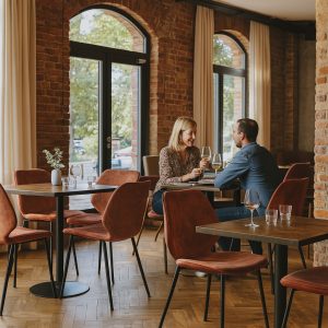 Super-Seat | Une femme et un homme sont assis dans un restaurant moderne | Une femme et un homme sont assis dans un restaurant moderne | Une femme et un homme sont assis dans un restaurant moderne | Une femme et un homme sont assis dans un restaurant moderne | Une femme et un homme sont assis dans un restaurant moderne | Une femme et un homme sont assis dans un restaurant moderne | Une femme et un homme sont assis dans un restaurant moderne. | Horecameubilair