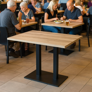 Super-Seat |Château Eettafel 120x67cm Melamine Eiken| Lege eiken melamine tafel, metalen onderstel, mensen bij andere tafels, tegelvloer. | Horecameubilair