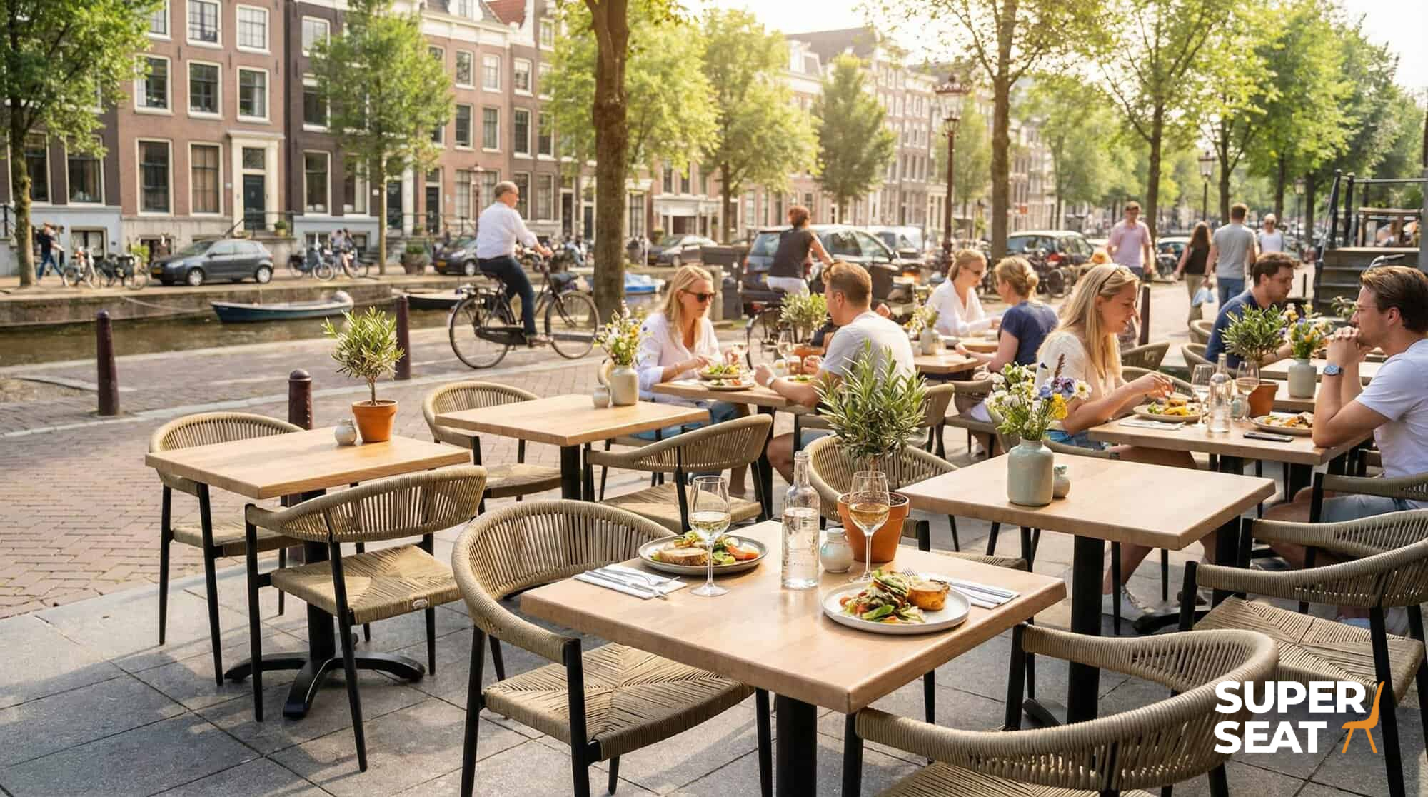 Super-Seat |Tables et chaises en bois, structure en métal noir, appréciez les repas au bord de l'eau ensoleillée. | Mobilier de restauration