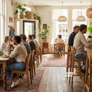 Super-Seat | Chaises design scandinaves Bonn brun miel Tables en bois, chaises scandinaves brun miel, tabourets de bar, beaucoup de lumière. | Mobilier de restauration