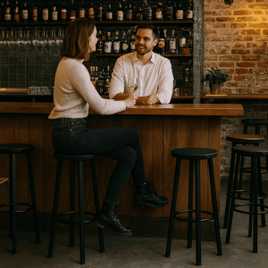Super-Seat | Les tables, les écorces, les tables de pique-nique et les autres tables et tables de ce type sont des objets que vous pouvez utiliser. | Écorces industrielles naines au bar, avec des feuilles de verre au-dessus de l'homme, placées sur les planches du haut à l'arrière. | Horecameubilair