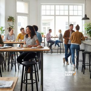 Super-Seat | Tabourets de bar bistrot industriel noir / noir | Tabourets de bar en métal noir, tables en bois, murs en briques et nombreuses plantes dans un café moderne. | Mobilier de restauration