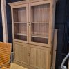 Super-Seat | Les buffets vintage en chêne | Chêne et verre, chaise bronzée, mur sombre. Un style rustique et robuste. | Mobilier de restauration