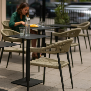 Super-Seat | Inspirations pour la décoration d'intérieur | Vrouw aan tafel met groen gevlochten stoelen, rieten zitting, glazen op tafels. | Horecameubilair