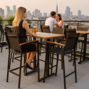Super-Seat | Sunny black tabourets de bar en textile pour restaurant (terrasse) | Zwarte barkrukken met textiel aan een rooftopbar, vrouw in zwart jurkje, stadszicht op de achtergrond. | Horecameubilair