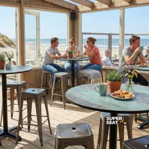 Super-Seat | Tables debout en métal noir, chaises en bois à l'extérieur et à l'intérieur avec vue sur la plage et la mer. | Mobilier de restauration