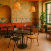 Super-Seat | Un intérieur de café confortable | Tafels ronds en mélamine noire, sous-plats métalliques, mix houten stoelen, banque rode fluwelen. | Horecameubilair