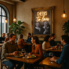 Super-Seat | Les invités se rassemblent autour de tables en bois dans un restaurant confortable. | Houten tafels, stoelen ; warme tinten, antiek goud houten lijst, zwart-wit foto |. | Horecameubilair