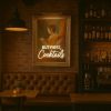 Super-Seat | Un bar faiblement éclairé comprend un banc en cuir capitonné... | Donkerbruine leren bank, houten planktafels; planter dans un pot en terre cuite; gouden houten lijst. | Horecameubilair
