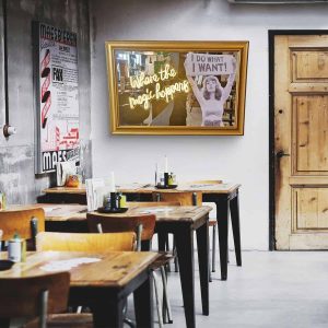 Super-Seat | Intérieur d'un petit café : Tables en bois, chaises et art du néon | Tables en bois et chaises, tables et chaises, art du néon dans la lumière verte. | Horecameubilair