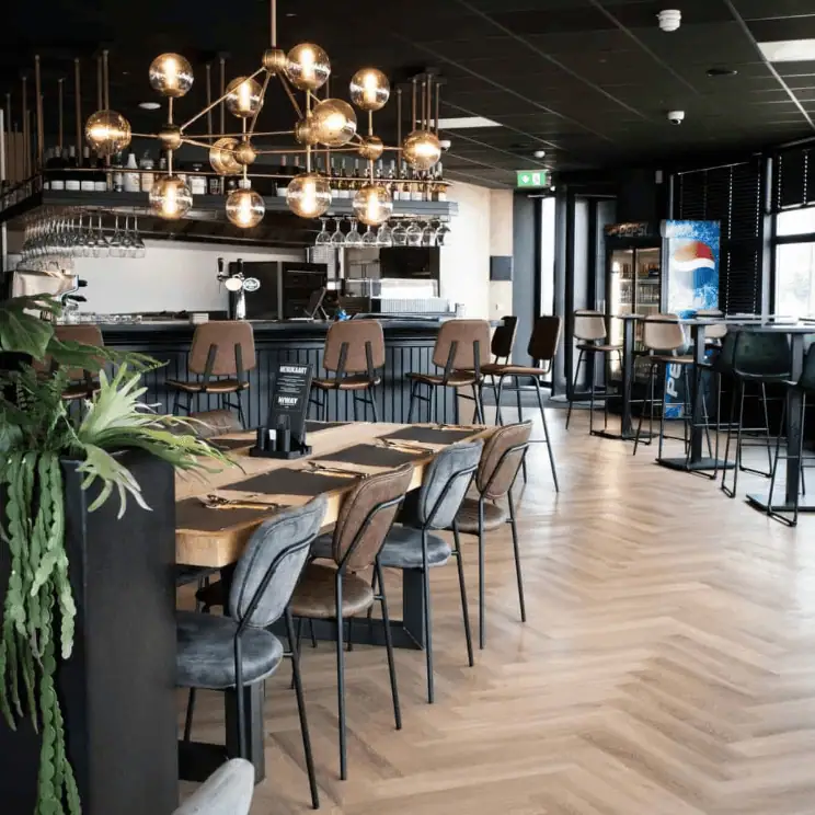 Super-Seat | Restaurant moderne design | Super chaises sur sol en bois à chevrons, lustre élégant, bar visible avec réfrigérateur Pepsi |. | Mobilier de restauration