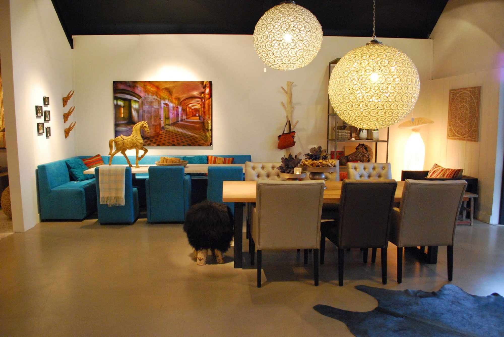 Super-Seat | Salon et salle à manger modernes | Table : bois, sièges mixtes ; Lustre en cristal ; Canapé bleu ; Accents décoratifs. | Mobilier de restauration