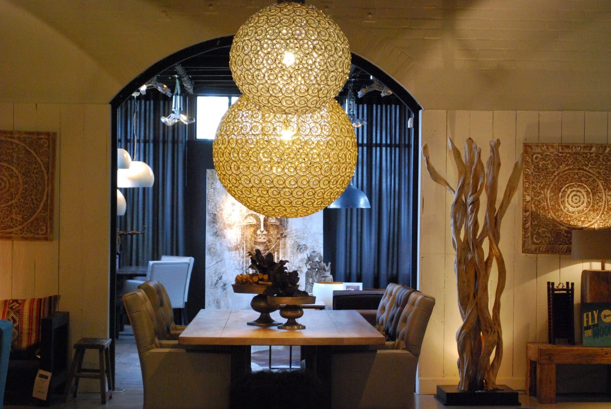 Super-Seat | Salle à manger | Table en bois, chaises rembourrées, lustre en cristal XXL. Chaleur grâce à l'éclairage par ampoules et à l'art abstrait. | Mobilier de restauration