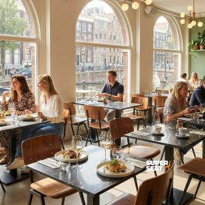 Super-Seat | Tables en marbre noir, chaises en bois, plantes, espace lumineux avec de grandes fenêtres. | Mobilier de restauration